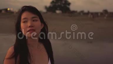 <strong>一系列</strong>年轻美丽快乐的亚洲韩国女人，在日落的黄昏，微笑着，在海滩上悠闲地散步