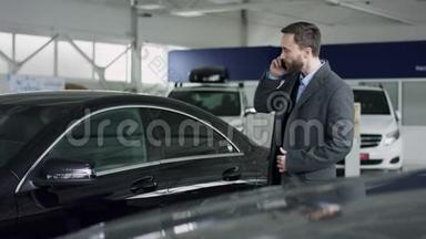 专业的汽车销售人员告诉有兴趣的买家在<strong>车展</strong>上豪华的汽车，而男人正在与经销商交谈