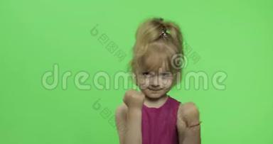 穿紫色衣服的女孩生气了，露<strong>出拳</strong>头。 四岁的孩子。 色度键
