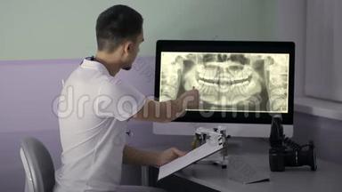 牙医正在检查他柜子里的正影像图结果