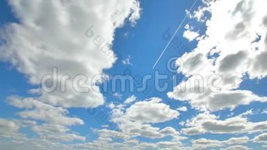 乘用飞机<strong>在空中飞行</strong>，其形状是云