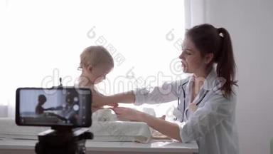 博客女医生Videoblog在手机上录制儿童体检现场指导视频