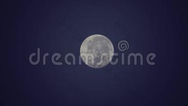 月亮在一年中最远的夜晚落在雾后面，从镜头中拍照<strong>750</strong>毫米。 快速速度4x
