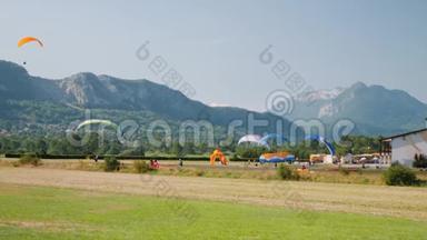 在阿尔卑斯山滑翔伞站的副车道课程。运动员在蓝天和高山上滑翔伞起飞