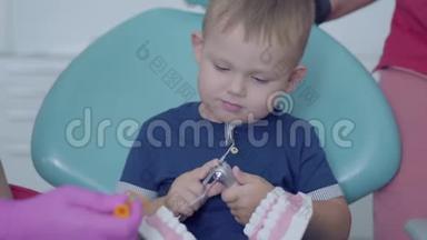 可爱的小男孩在牙医办公室玩下巴模拟。 <strong>托管</strong>儿童出诊医生.. 牙科治疗