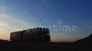 一辆<strong>大型货车</strong>在蓝色的夜空中用半挂车运送货物。 物流和货运概念，副本