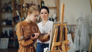 有经验的美术老师和漂亮的女孩合作，学生绘画，交流经验