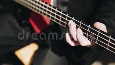 低音手弹低音吉他.. 特写他的手和弦..