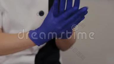 <strong>专业美容师</strong>用防腐剂处理蓝色橡胶手套。