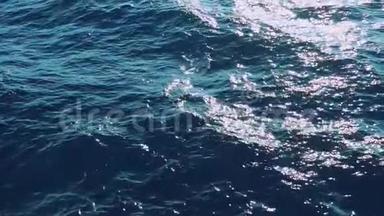 缓慢的莫的美丽阳光，蓝色的深海波浪。 海面上真正的水波纹