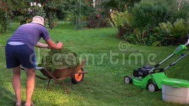 园丁人<strong>推</strong>着手<strong>推</strong>车，用割草来堆肥。 小女孩