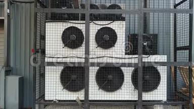 工业空调机组暖通空调靠近工业建筑与工作风扇。