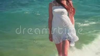 一个穿着白色<strong>海</strong>滩礼服的女孩站在<strong>海边</strong>。 一个光着脚的漂亮女孩站在<strong>海边</strong>。