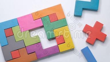 儿童教育`观念.. 特写.慢动作.. 手持一块木块拼图.. 木立方体堆放