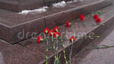 <strong>历史</strong>纪念碑上的新鲜康乃馨。 花，以纪念<strong>记忆</strong>和悲伤。