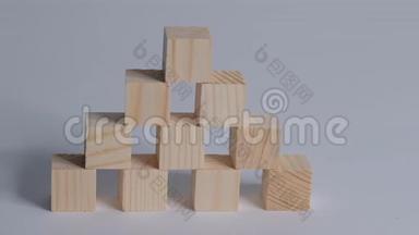 手整理木立方体堆放作为阶梯楼梯.. 商业概念成长成功过程，白色背景，复制空间
