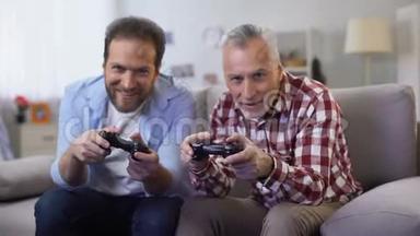 两名成年男子赢得电子游戏，击掌，庆祝胜利，休闲