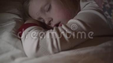 睡宝宝在床上快乐无忧无虑.. 幸福在睡梦中，孩子们没有咳嗽。