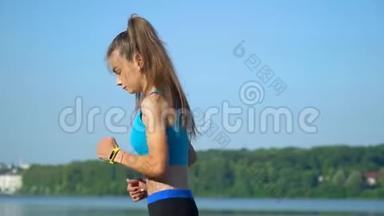 这个女孩在湖底做运动和锻炼。 女孩在慢跑前被扫地出门