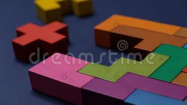 特写.慢动作.. 手持一块木块拼图.. 木材立方体堆叠。 复杂而聪明的逻辑概念