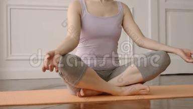年轻苗条的女人白天在垫子上冥想瑜伽体式