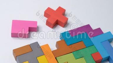 儿童教育`观念.. 特写.慢动作.. 手持一块木块拼图.. 木立方体堆放