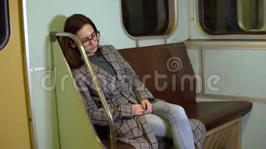 一个年轻的女人在<strong>地铁</strong>火车上睡着了。 旧<strong>地铁</strong>车