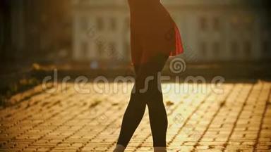 站在屋顶上的年轻女子穿着红色裙子的芭蕾舞女演员-明亮的日落-镜头从她的腿上升到她的头