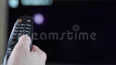 使用电视遥控器上的按钮选择<strong>电视频道</strong>