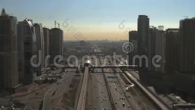 鸟瞰大城市公路，现代摩天<strong>大楼</strong>和遥远的海港。 阿联酋迪拜