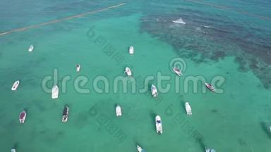 在蓝绿色加勒比海水域上空飞行，船停泊和移动-4k空中飞行