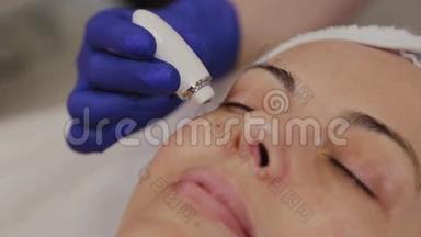 <strong>专业美容师</strong>用仪器测量皮肤状况。
