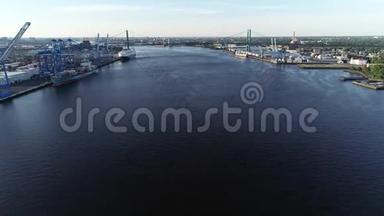 费城-新泽西州沃尔特·惠特曼大桥附近特拉华河的鸟瞰图