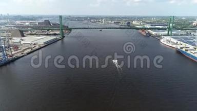 费城沃尔特·惠特曼大桥附近特拉华河的鸟瞰图-新泽西