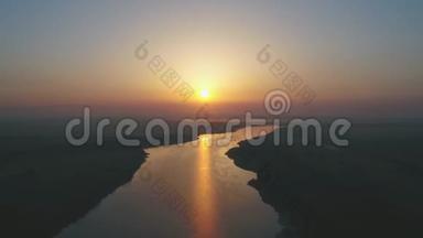 美丽的浪漫景观：日落过江，水光闪烁