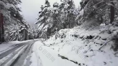 <strong>行驶</strong>在积雪覆盖的山林道路上.. 波夫在一座雪覆盖的山的道路上<strong>行驶</strong>的稳定摄像机镜头