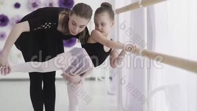 <strong>芭蕾舞</strong>教师专业<strong>芭蕾舞</strong>演员在<strong>芭蕾舞</strong>中教授女孩的腿部<strong>动作</strong>和弯曲