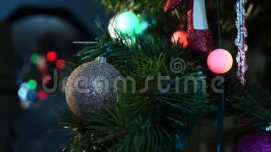 圣诞树上闪烁的<strong>红色</strong>和绿<strong>色</strong>灯光-冰柱和闪烁球饰的圣诞蛋糕<strong>背景视频</strong>