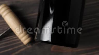 豪华红酒。 两个空酒杯，一个开瓶器和一瓶红酒，由桌上美味的红葡萄制成