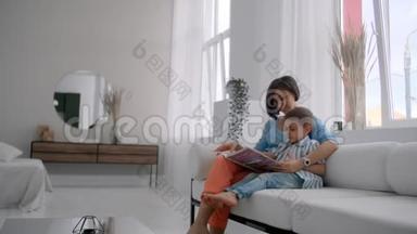<strong>母子</strong>俩读书.. 快乐的年轻<strong>母子</strong>在家的沙发上看书..