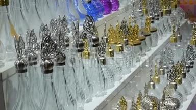 伊斯坦布尔一家商店柜台上的各种空玻璃香水瓶