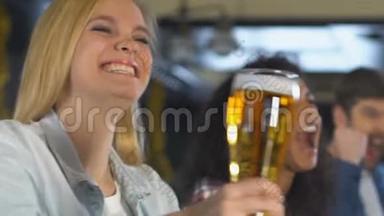 体育迷在酒吧里喝啤酒，为国家队的胜利欢呼，放松