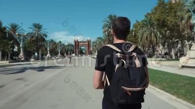 男子正在欣赏巴塞罗那的城市地标建筑，步行于凯旋门附近