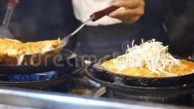 在泰国，热锅上放着美味可口、价格低廉的街边<strong>美食</strong>，让美味可口的牡蛎煎蛋