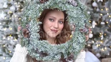 圣诞树背景下一位穿着白色毛衣微笑的女士的新<strong>年画</strong>像