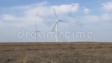 风电集团的工作.. 现场安装风电发电机..