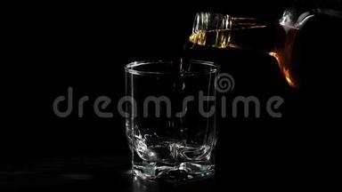 豪华威士忌。 手把金色的威士忌从一个方形的瓶子里倒入旋转的黑色桌子上的玻璃杯里。 不倒翁威士忌。 波旁