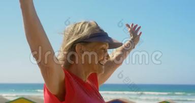 <strong>积极向上的</strong>高加索族妇女站在海滩4k<strong>的</strong>长廊旁<strong>的</strong>侧景