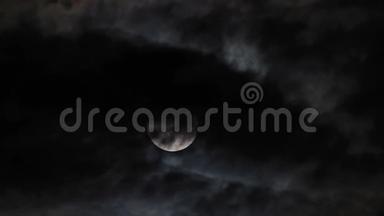 繁星点点的夜晚，云后的满月