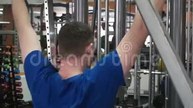 体育运动中的年轻运动员在健身器中的下<strong>拉杆</strong>锻炼机上进行背部肌肉锻炼